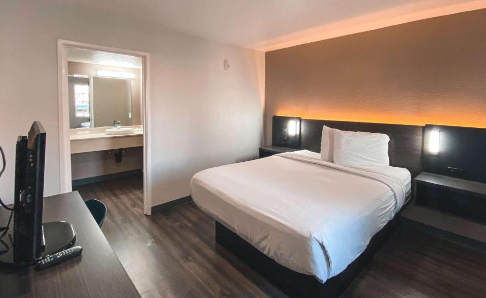 King Room - Non-Smoking interior